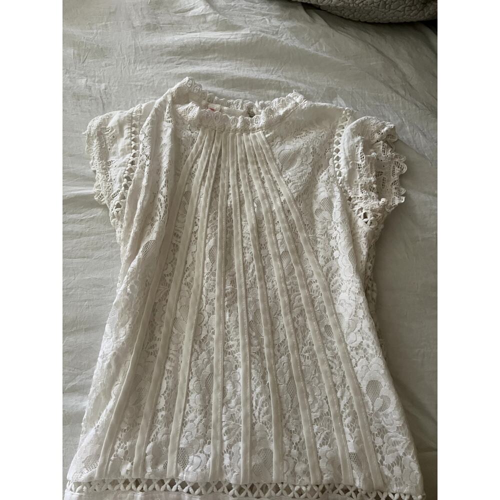 Lace detailed top